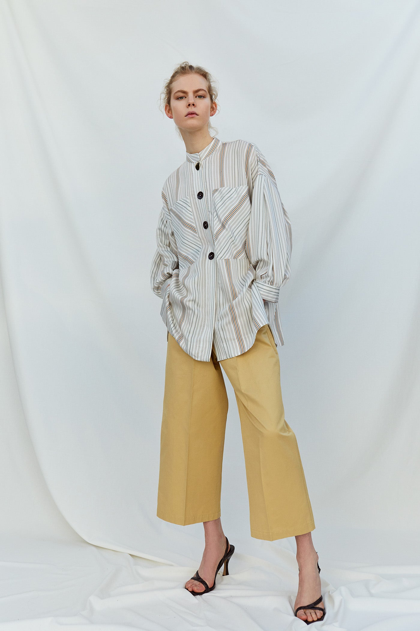 Pantalón culotte con pinzas y cinturón de doble hebilla. En Sfera por 35,99 euros.