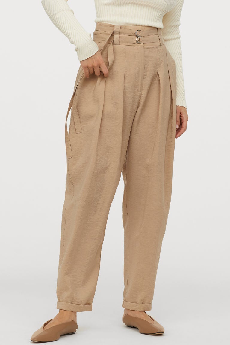 El camel sigue siendo una de las apuestas más acertadas a la hora de vestir. Ficha estos pantalones de tejido fluido lyocell de H&M perfectos para sacar partido esta primavera. (49,99 euros).