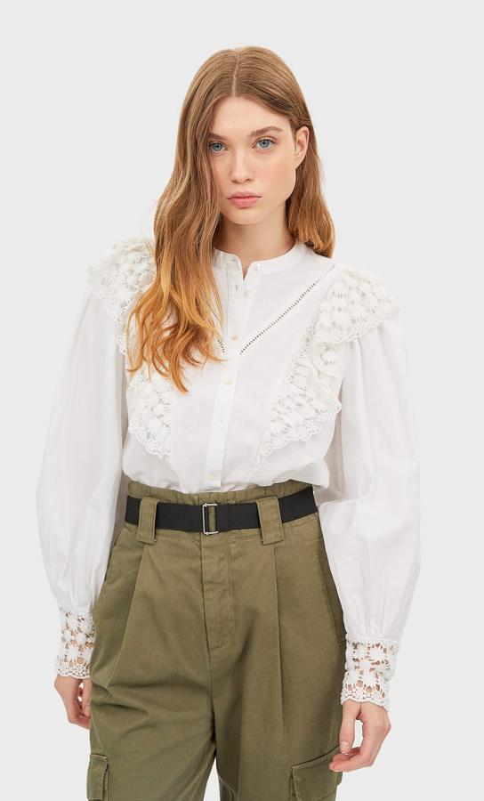 Todas necesitamos una blusa blanca en el armario, pero si tiene detalles mejor que mejor, esta con crochey y volantes es ideal. De Stradivarius, (19,99 euros).