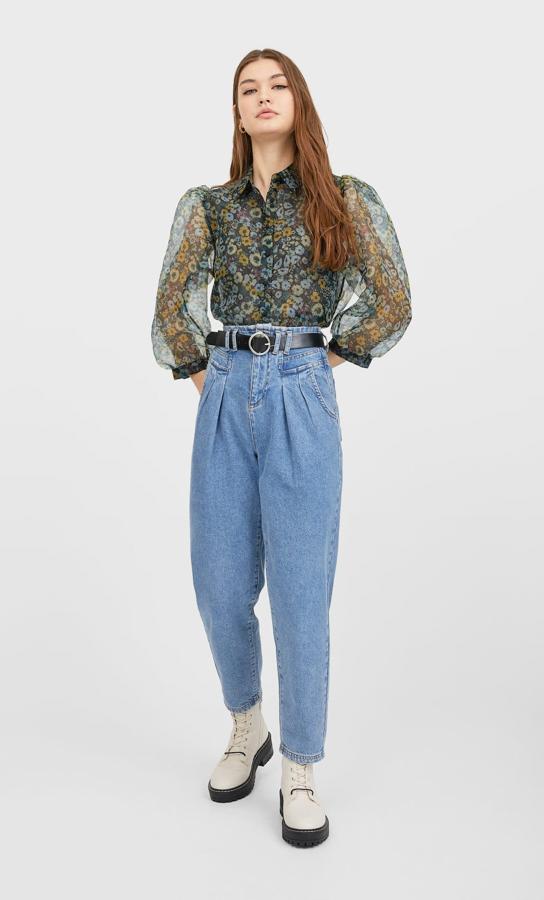 Una blusa de organza con flores y mangas abullonadas es un 'must' indispensable en cualquier armario esta temporada. De Stradivarius, (19,99 euros).