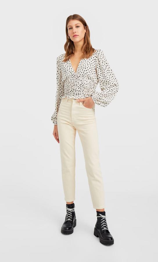 En la tradicional combinación blanco y negro, el fruncido en la parte de abajo definirá tu suelta. De Stradivarius, (17,99 euros).