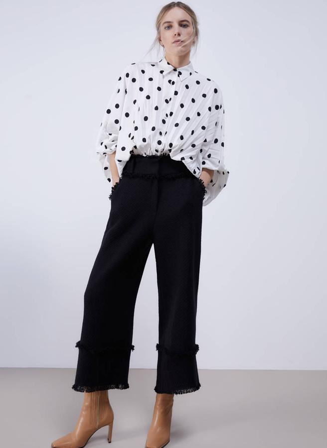 De tiro alto y con el bajo deshilachado es perfecto para combinar con camisas blancas. De Uterqüe, (99 euros).