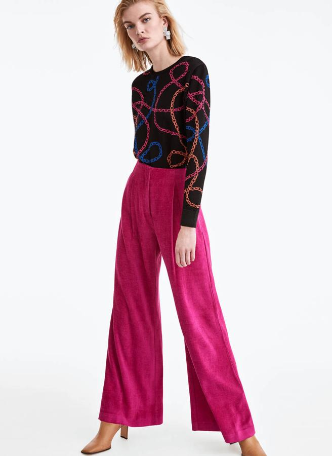 De campana y en un color tan especial como el fucsia, son ideales para darle un toque de color a tus estilismos. De Uterqüe, (99 euros).