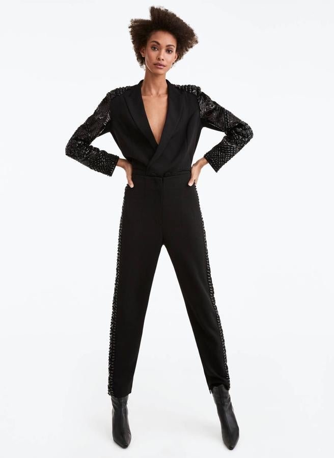 Todo el mundo necesita un pantalón negro en el armario. Este con apliques es súper especial para combinar con cualquier cosa. De Uterqüe, (99 euros).