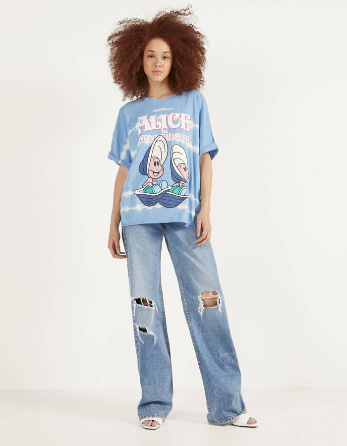 Las ostras curiosas de Alicia en el País de las Maravillas son la inspiración para esta camiseta de Bershka en color azul. Cuesta 15,99 euros y de momento solo puede encontrarse en algunas tiendas, porque en la web se ha agotado en todas las tallas.