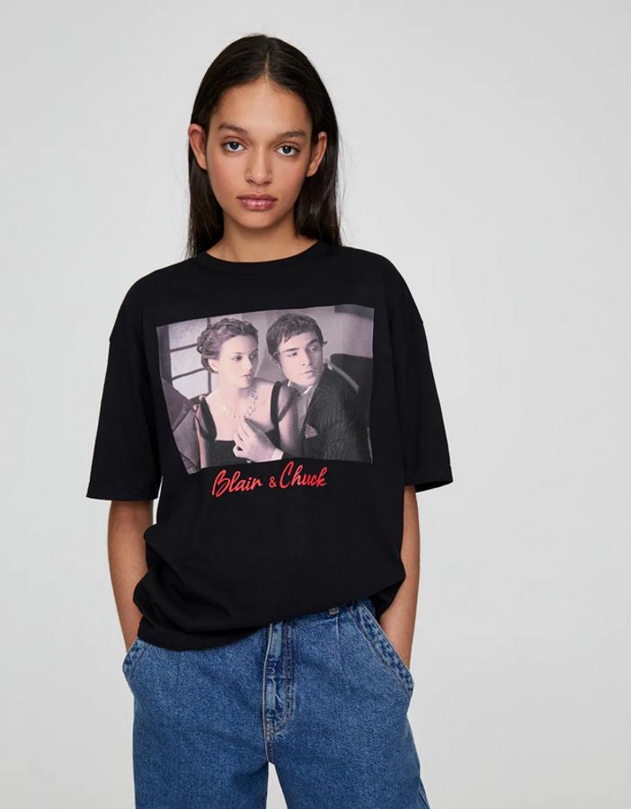 Blair y Chuck, la pareja de Gossip Girl, son el centro de atención de esta camiseta negra de Pull & Bear que nos hace sentir cierta nostalgia. Cuesta 12,99 euros y está disponible entre las tallas XS y XL.