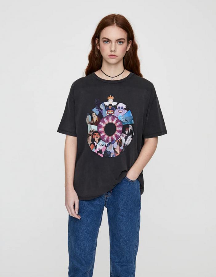 Con una rueda de villanos de Disney como protagonista de la estampación, esta camiseta de Pull & Bear cuesta 12,99 euros y está disponible entre las tallas XS y XL.