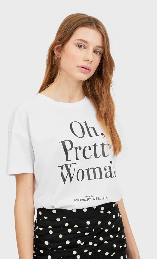 Ojo porque Stradivarius ha abierto una veda que puede ser un filón en el mundo de las camisetas, la de los mensajes musicales. Para arrancar esta sonora colección en tonos básicos, la firma ha apostado por una camiseta blanca y uno de los temas más escuchados de los 90, “Oh, pretty woman”. Cuesta 12,99 euros y está disponible entre las tallas XS y L.