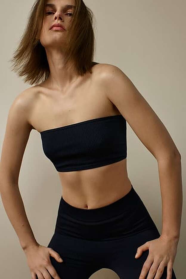 El top bandeau en una de la simágenes de la colección