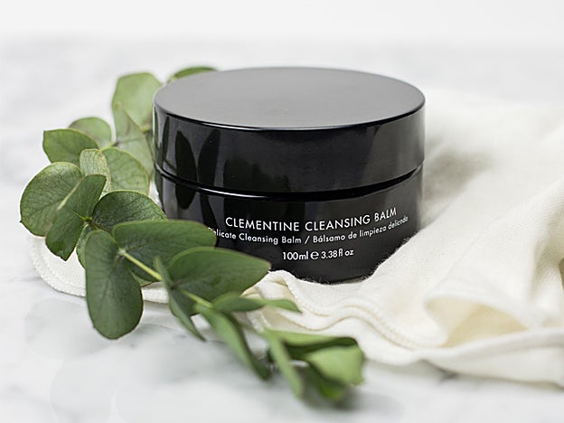 Clementine Cleansing Balm (55 €) y muselina de algodón y bambú orgánico (4,95 €), ambos de Twelve Beauty.
