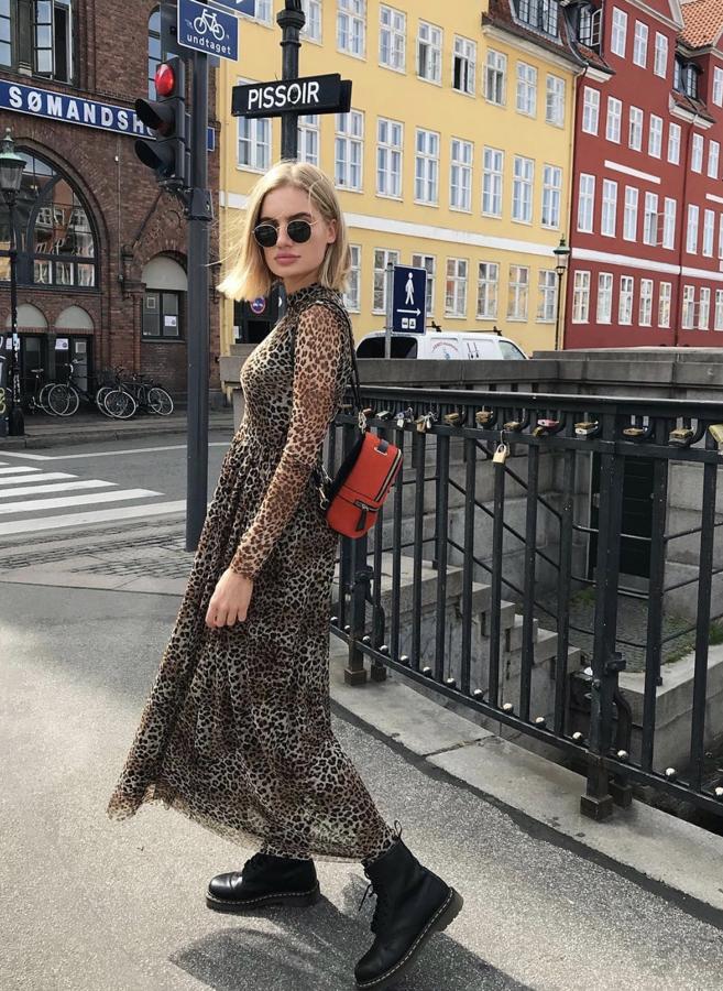 Quien prueba, repite. Las botas militares solucionan el dilema que enfrenta a zapatos y vestidos largos durante los meses de invierno. Quedan bien siempre, compruébalo.