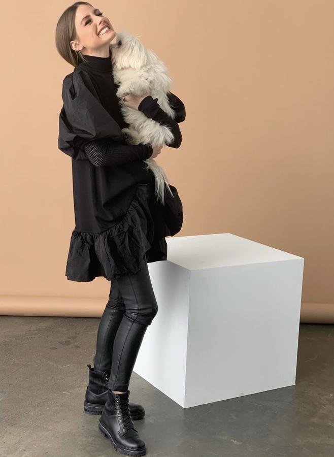 Combina tus botas de estética punk con prendas ultra femeninas, como este vestido de Olivia Palermo, y verás como el resultado cambia radicalmente. El contraste suma.