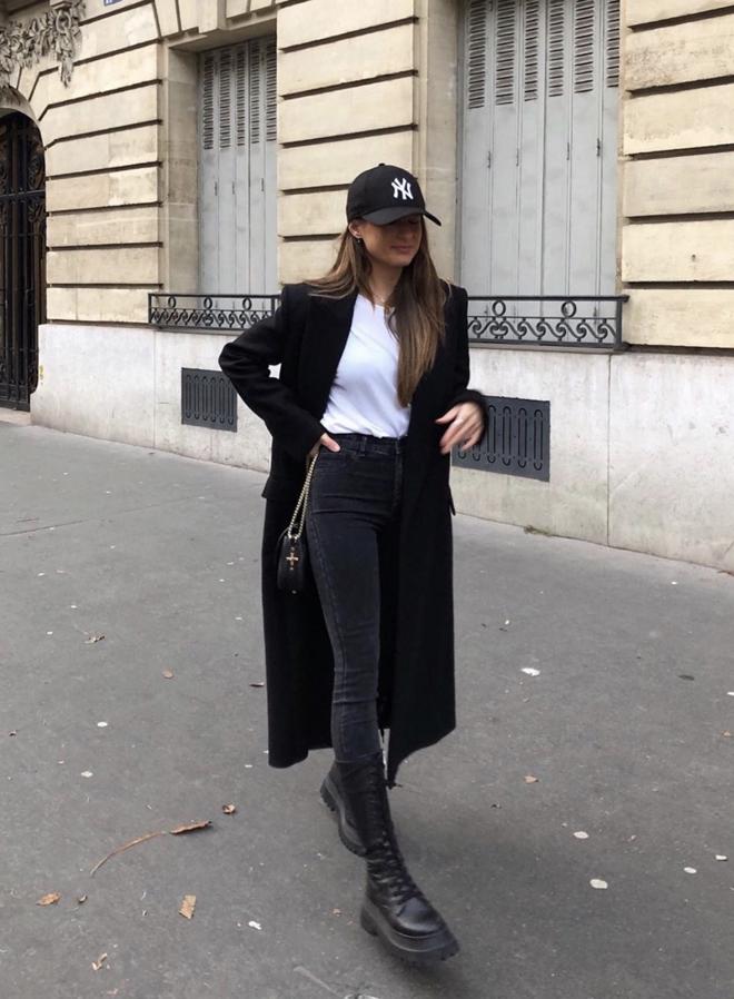 Esta será la evolución natural de la tendencia: botas militares altas. Así que fíchalas ya si quieres llevarlas antes que nadie. Combinadas en negro funcionan igual de bien que sus hermanas pequeñas.