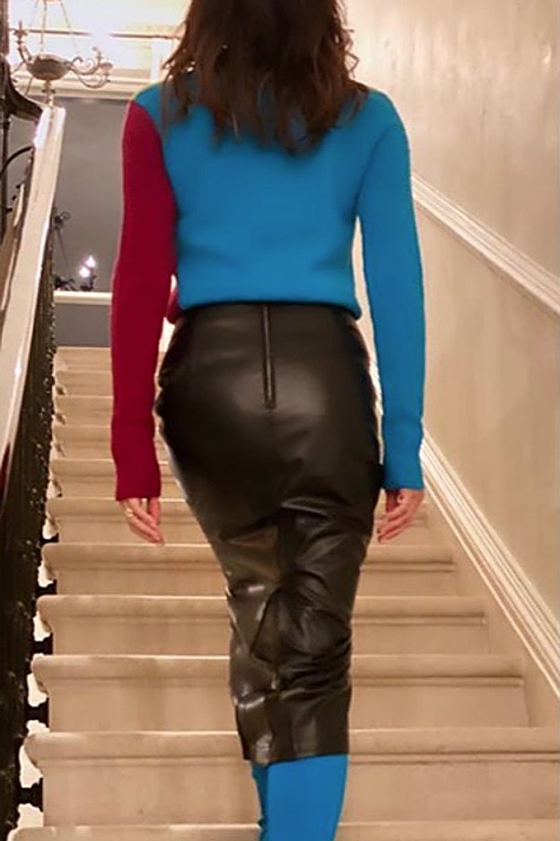 El look de Victoria Beckham visto desde atrás: un shock de color total.