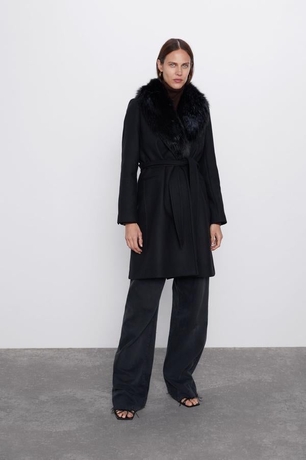 Elegante abrigo tipo batín en negro con detalle de cuello de piel, rebajado de 99.95 a 49.99 euros en los Special Prices de Zara.