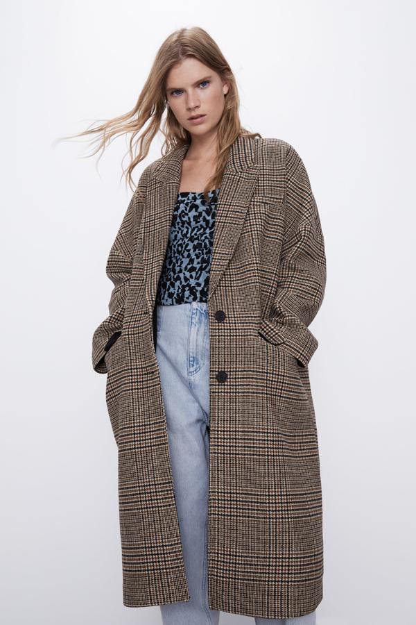 Este abrigo de cuadros de silueta maxi e inspiración vintage pasa de 69.95 a 39.99 euros en los Special Prices de Zara.
