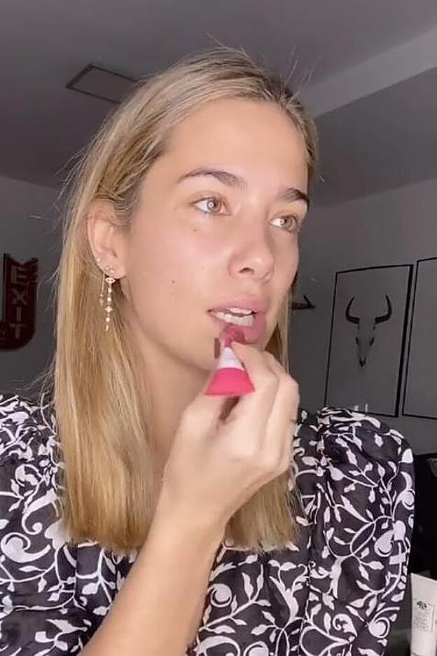 Comienza hidratando y preparando los labios con algún bálsamo labial.