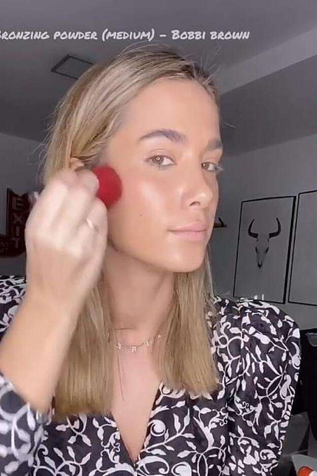 Aplica polvos bronceadores para dar un color ligeramente tostado al rostro en las sienes, parte baja de la mandíbula y en los pómulos.