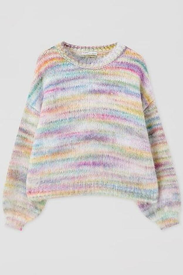 El jersey multicolor de Pull&Bear está confeccionado en un punto de tacto suave.