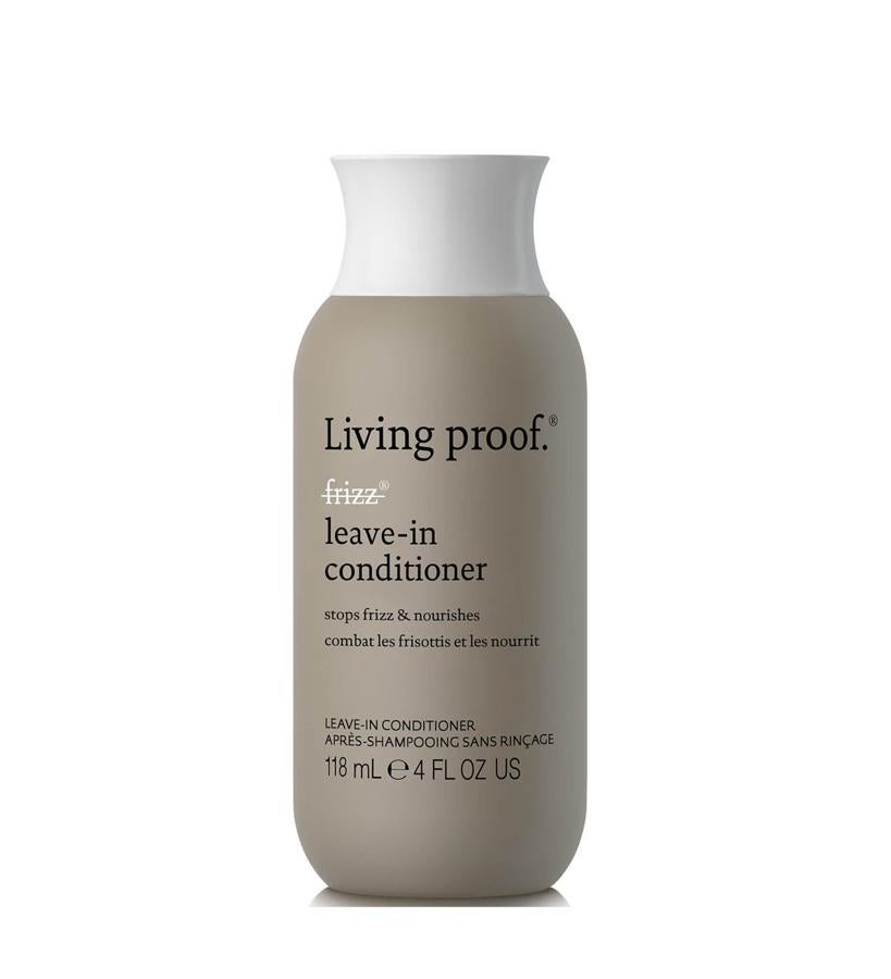 Fórmula ultrahidratante que recupera una melena suave y brillante de la raíz a las puntas. Enriquecida por Healthy Hair, la molécula patentada por la marca, crea una barrera ligera e invisible sobre el cabello para bloquear la humedad y proteger contra el encrespamiento de forma óptima. Ideal para el cabello rebelde que con este tratamiento queda hidratada y rejuvenecida, dejando el cabello relajado, manejable y reluciente.  No Frizz Leave-in Conditioner de Living Proof  (26,45 €).