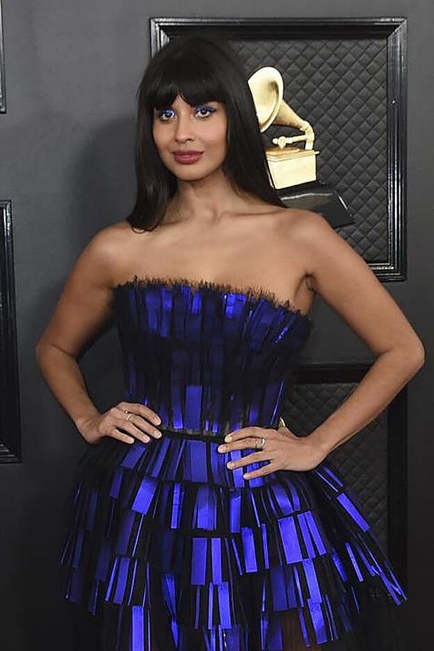 Jameela Jamil llevó un cat eye azul fantástico en la alfombra roja de los Grammy.