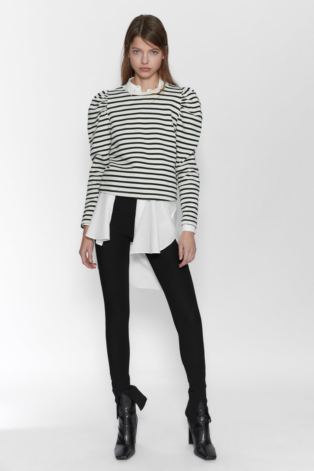 Hazte con esta sudadera de rayas y mangas abullonadas para crear lookazos como este que propone Zara. (12,95 euros).