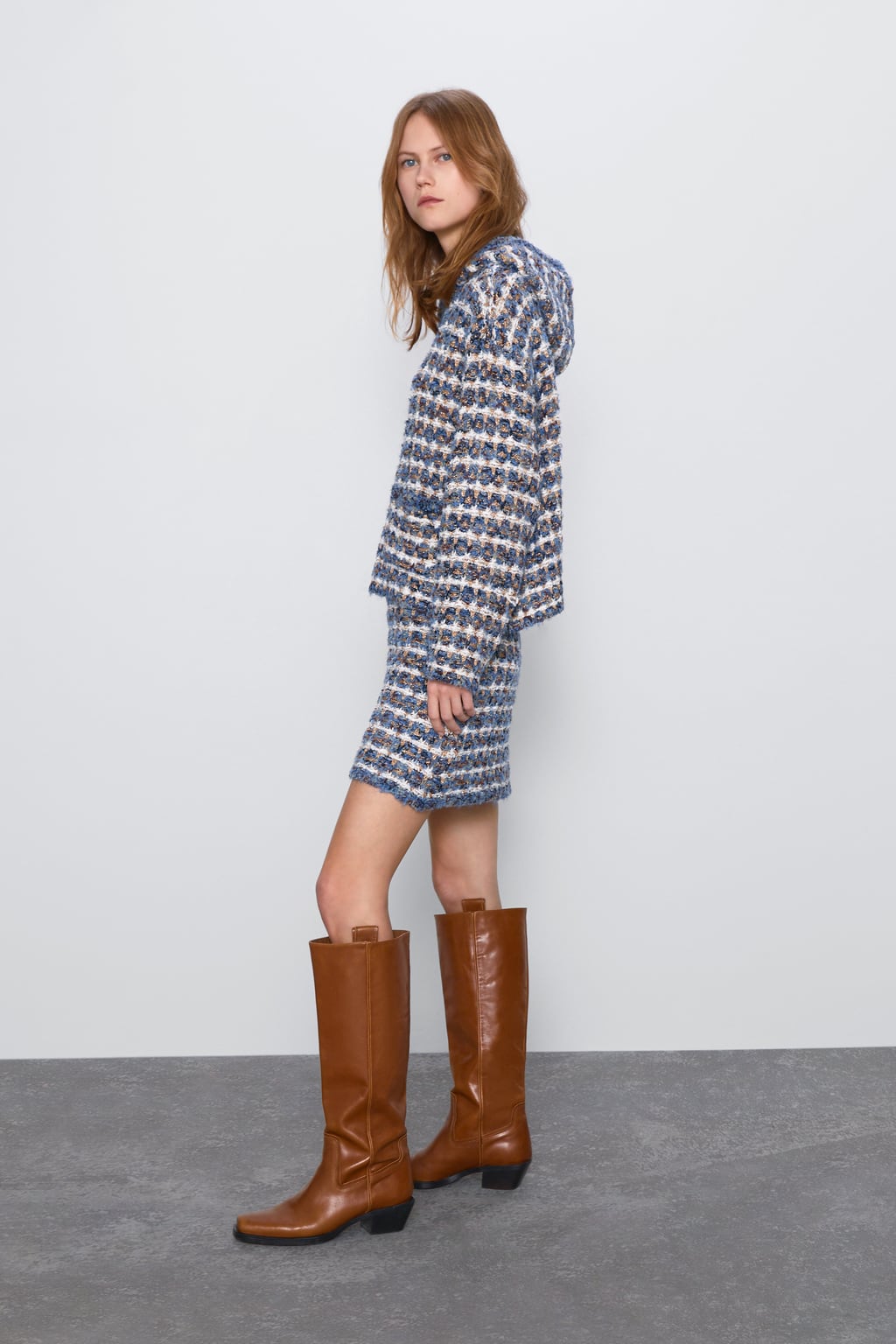 Nuestra obsesión por el tweed ha sentido amor a primera vista por esta sudadera con capucha y bolsillos delanteros. (39,95 euros).