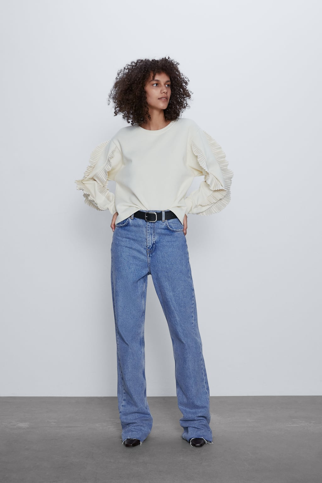 Sudadera de cuello redondo con volantes plisados. ¡Una fantasía! (25,95 euros).