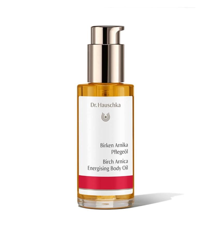 Emitiendo un refrescante aroma para elevar la mente y el cuerpo, el aceite está impregnado de árnica nutritiva, raíz de bardana, ortiga y aceite de jojoba para aliviar la rigidez y el malestar de las extremidades. Ideal como aceite de masaje para usar después del ejercicio, te dejará la piel suave y flexible de pies a cabeza.  Aceite corporal energizante Birch Arnica de Dr. Hauschka  (24,99 €).