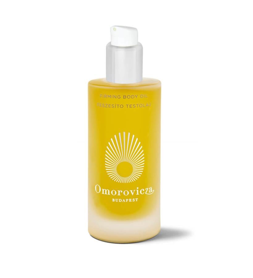 Diseñado para tonificar la piel y mejorar su elasticidad, este aceite nutritivo aporta un perfume cítrico que revitaliza los sentidos. Comprobarás que se desliza por tu piel con facilidad y se absorbe rápidamente para dejar la piel con una sensación suave y tersa. Entre sus ingredientes, la hydro mineral transference que aporta minerales en la piel para dejarla firme, tersa y de aspecto más joven.  Aceite Corporal Reafirmante de Omorovicza  (67,90 €).