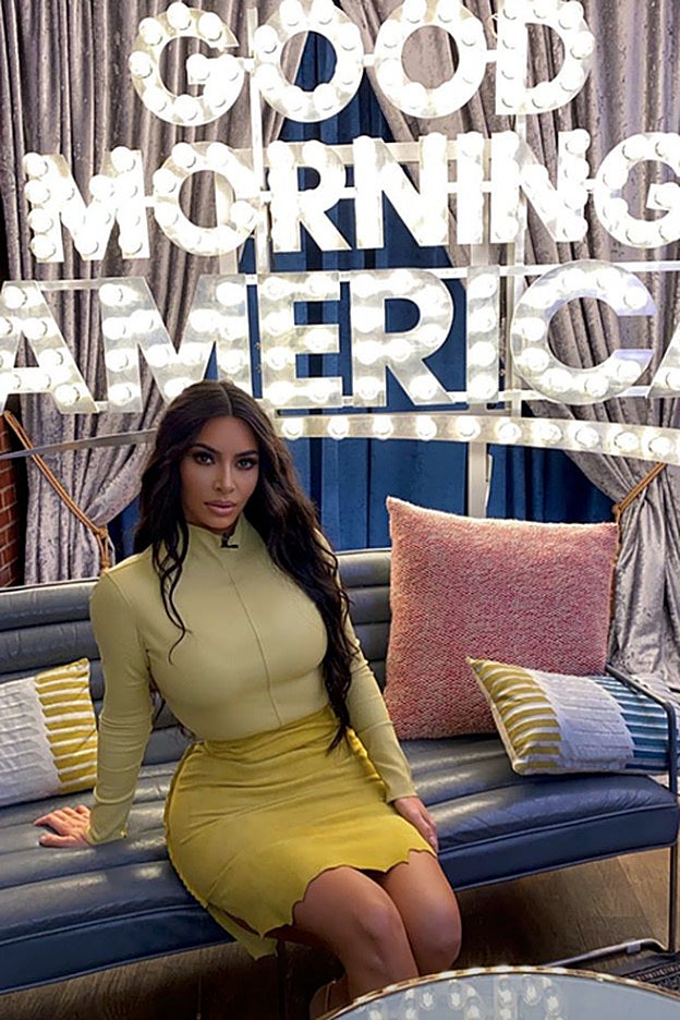 Kim Kardashian llevó este look monocolor amarillo al programa de televisión Good Morning America.