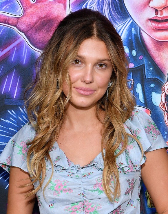 Millie Bobby Brown lleva la combinación perfecta para eclipsar en San Valentín: piel bronzer a base de polvos de sol, iluminador y labios rosas.