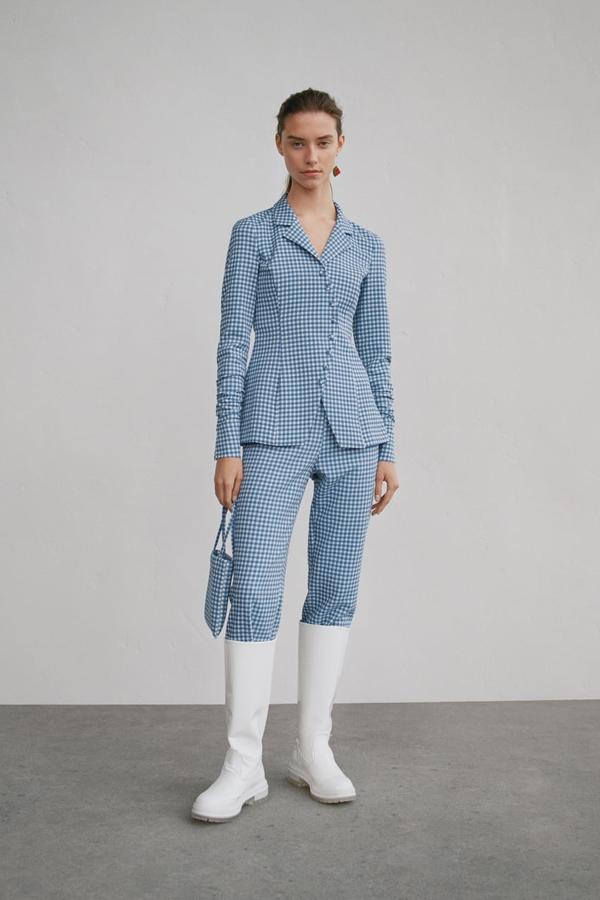 Trío de pantalón de tiro alto ajustado (25,95 euros), crop top (15,95 euros) y blazer (la chaqueta aún no está disponible), de cuadros en blanco y azul, de Zara. No nos convence la combianción que hacen con botas de agua blancas, pero nos encantaría con  unas sandalias de este color, como estas .