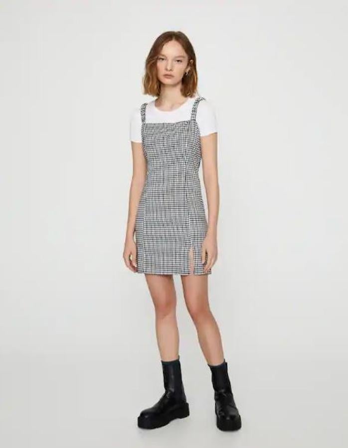 En Pull&Bear apuestan por una prend versátil, un vestido en cuadros vichy en blanco y negro que también te puedes poner como pichi con una camiseta debajo (17,99 euros).