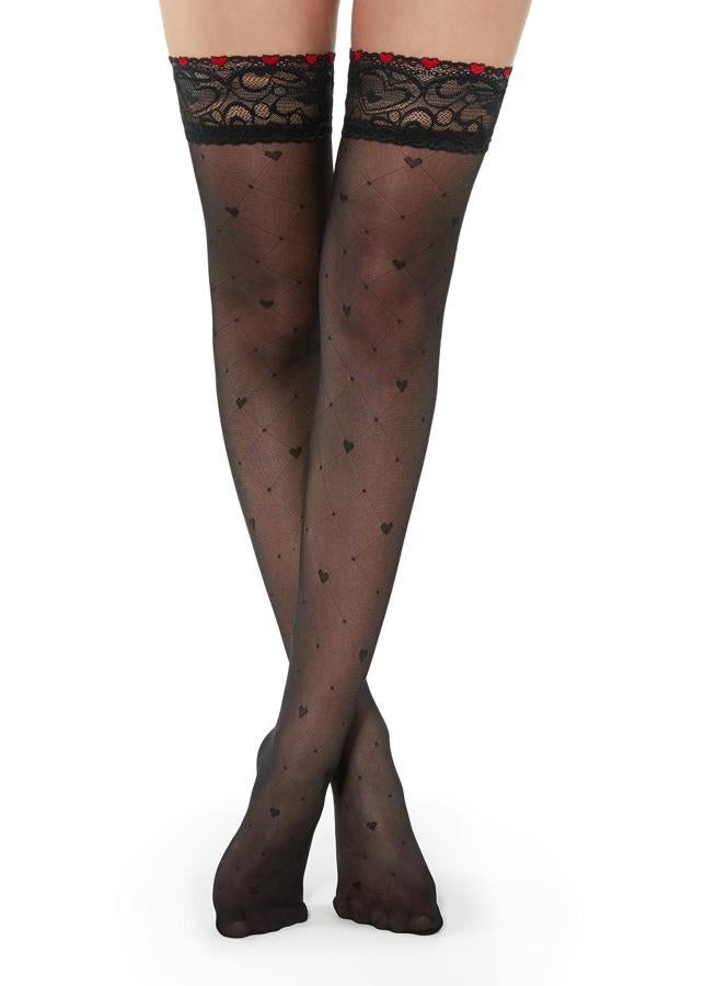 El diseño de rombos y corazones nos ha gustado tanto que también lo queremos en su versión medias con banda de encaje.  Cuestan 12,95 euros .