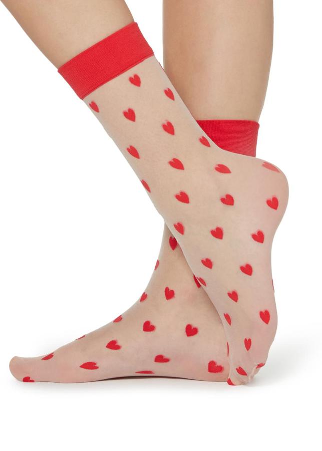 Para aquellas que buscan darle el detalle chic a su look con unos calcetines de media llenos de estilo, estos con corazones  cuestan 3,95 euros  y están disponibles en rojo y en negro.