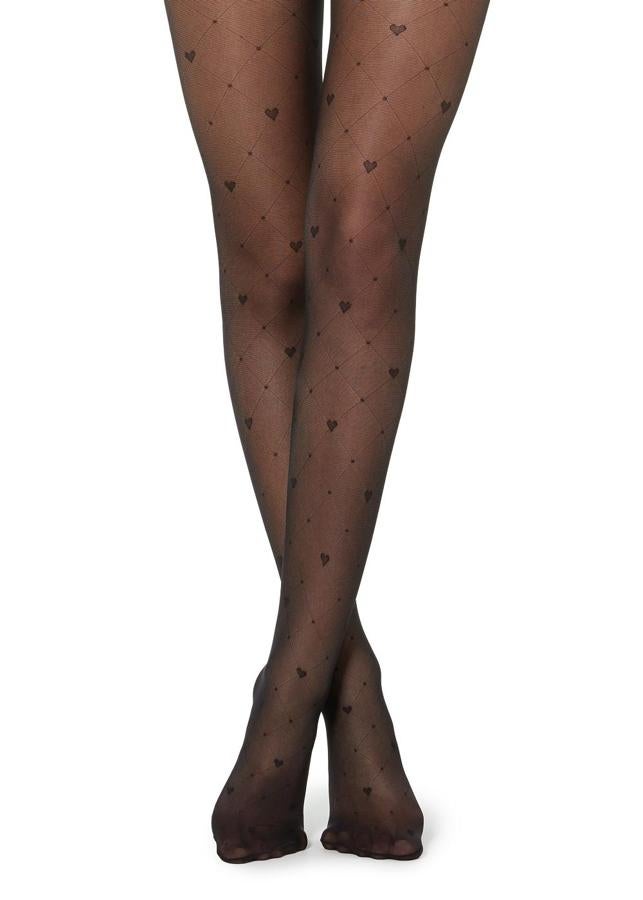 La XL ya se ha agotado y no nos extraña lo más mínimo porque estos pantis velados con rombos y corazones son una preciosidad que nos anima a ponernos más nuestras faldas.  Cuestan 7,95 euros .