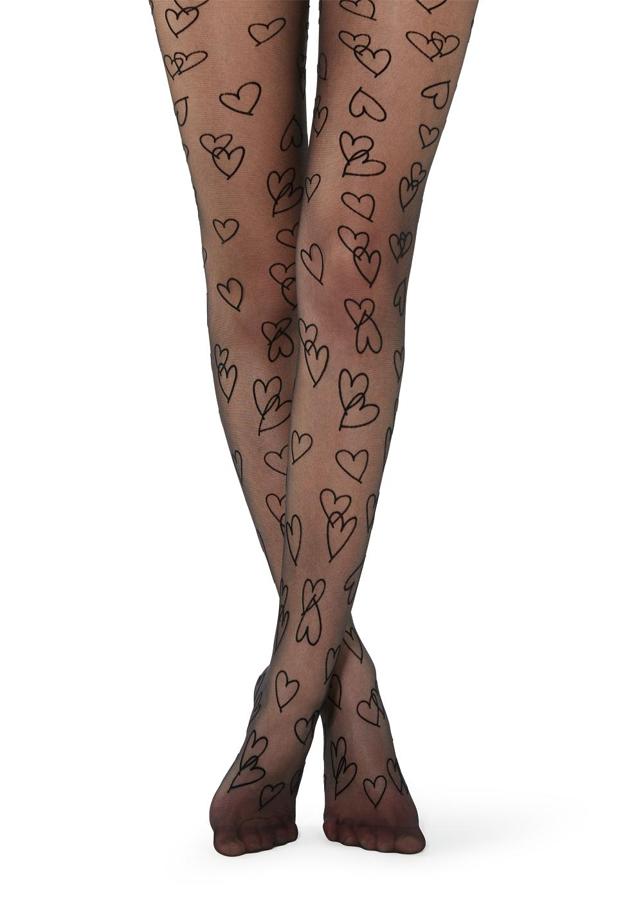 Otra de las propuestas de Calzedonia son estos pantis velados con estampado de corazones flocados, disponibles también en rojo. Tienen  un precio de 12,95 euros .