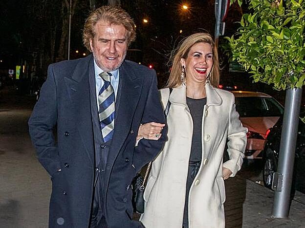 Bigote Arrocet pasea del brazo con su misteriosa amiga rubia.