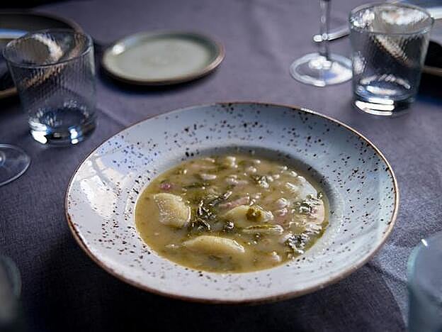 Plato de caldo gallego (@madridmuychic)
