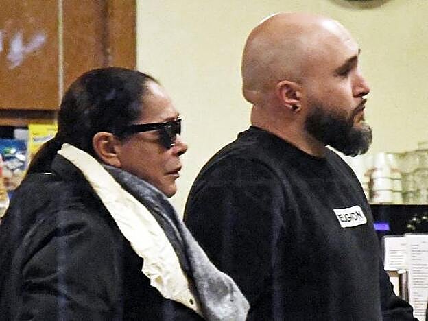 Isabel Pantoja en el tanatorio por la madre de Irene Rosales, su nuera.