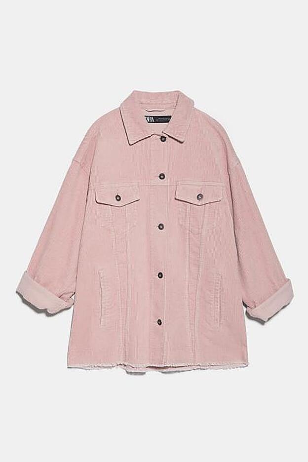 Sobrecamisa desflecada y del color más dulce del armario: en rosa.