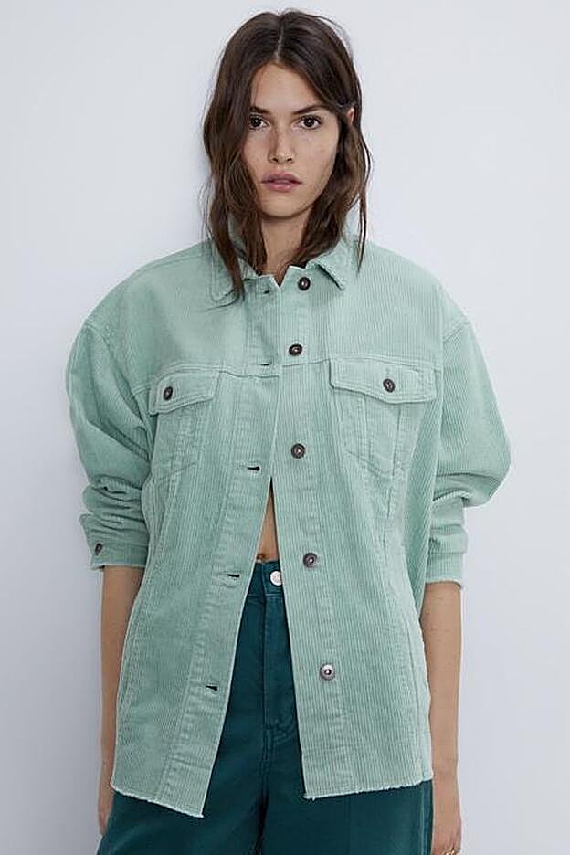 Uno de nuestros colores favoritos para la sobrecamisa de pana: el verde agua.