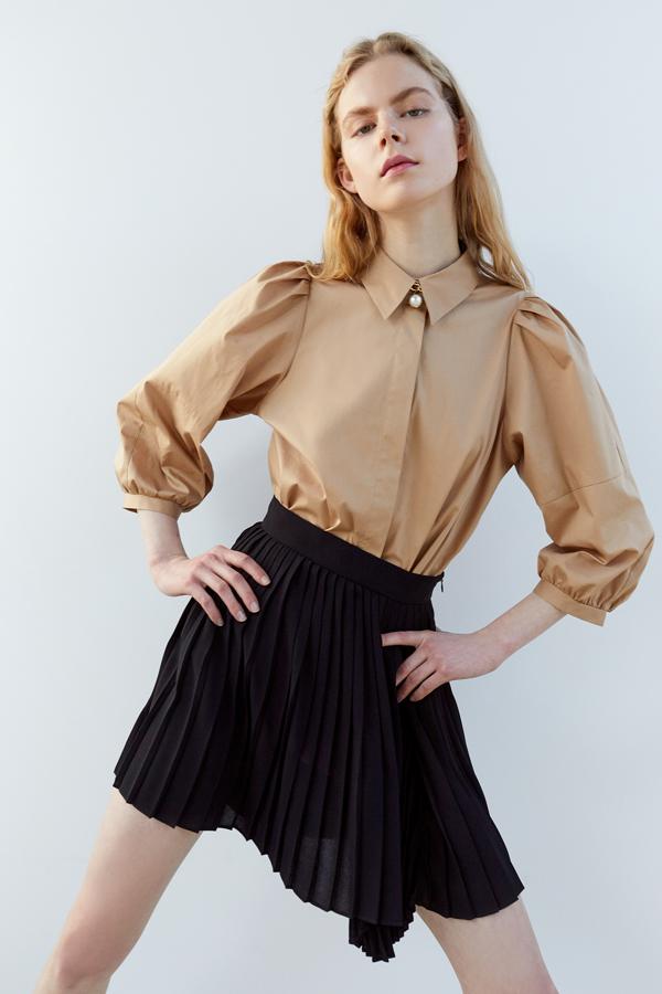 Minifalda de gasa con tejido plisado con el bajo asimétrico, de la nueva colección de Sfera (29,99 euros).