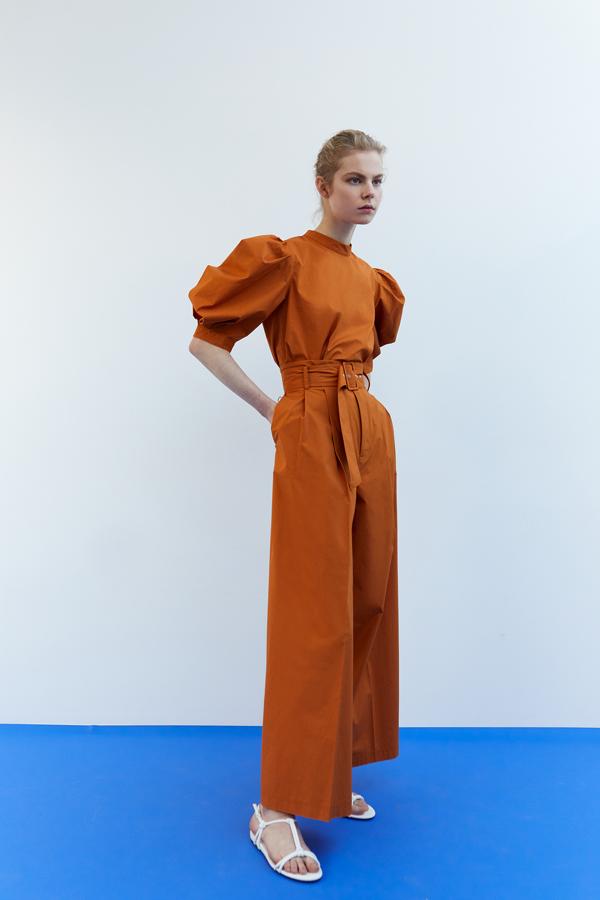 Pantalón de pinzas con cinturón en el mismo tejido, de la nueva colección de Sfera (35,99 euros).