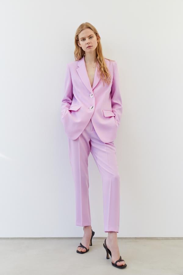 Los trajes de chaqueta en tonos primaverales son la gran apuesta de las nuevas colecciones low cost. Este de Sfera es rosa y en un tejido ligero (la blazer cuesta 49,99 y el pantalón, de corte recto, 29,99 euros).