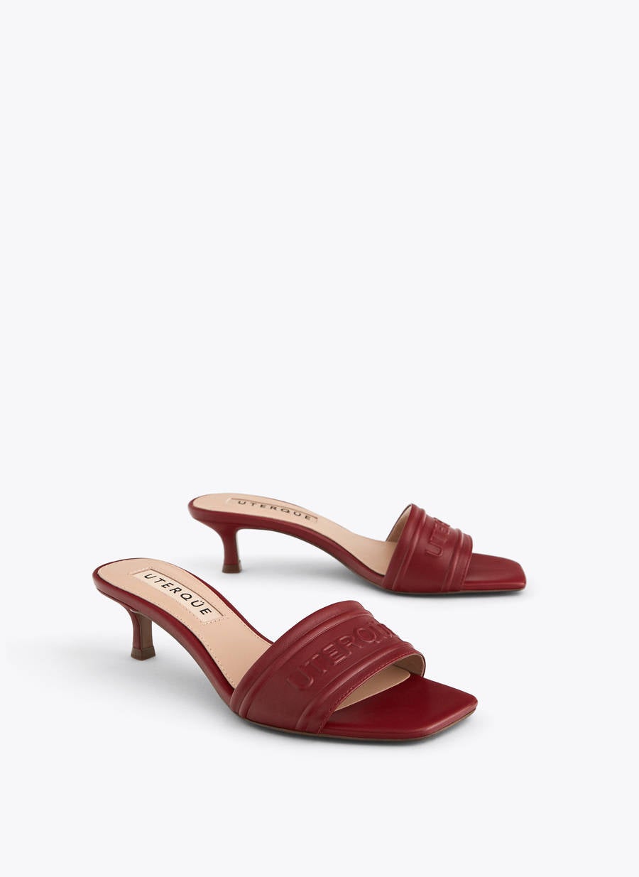 Mule de piel con logo de Uterqüe. Antes: 79 euros. Ahora: 39,95 euros.