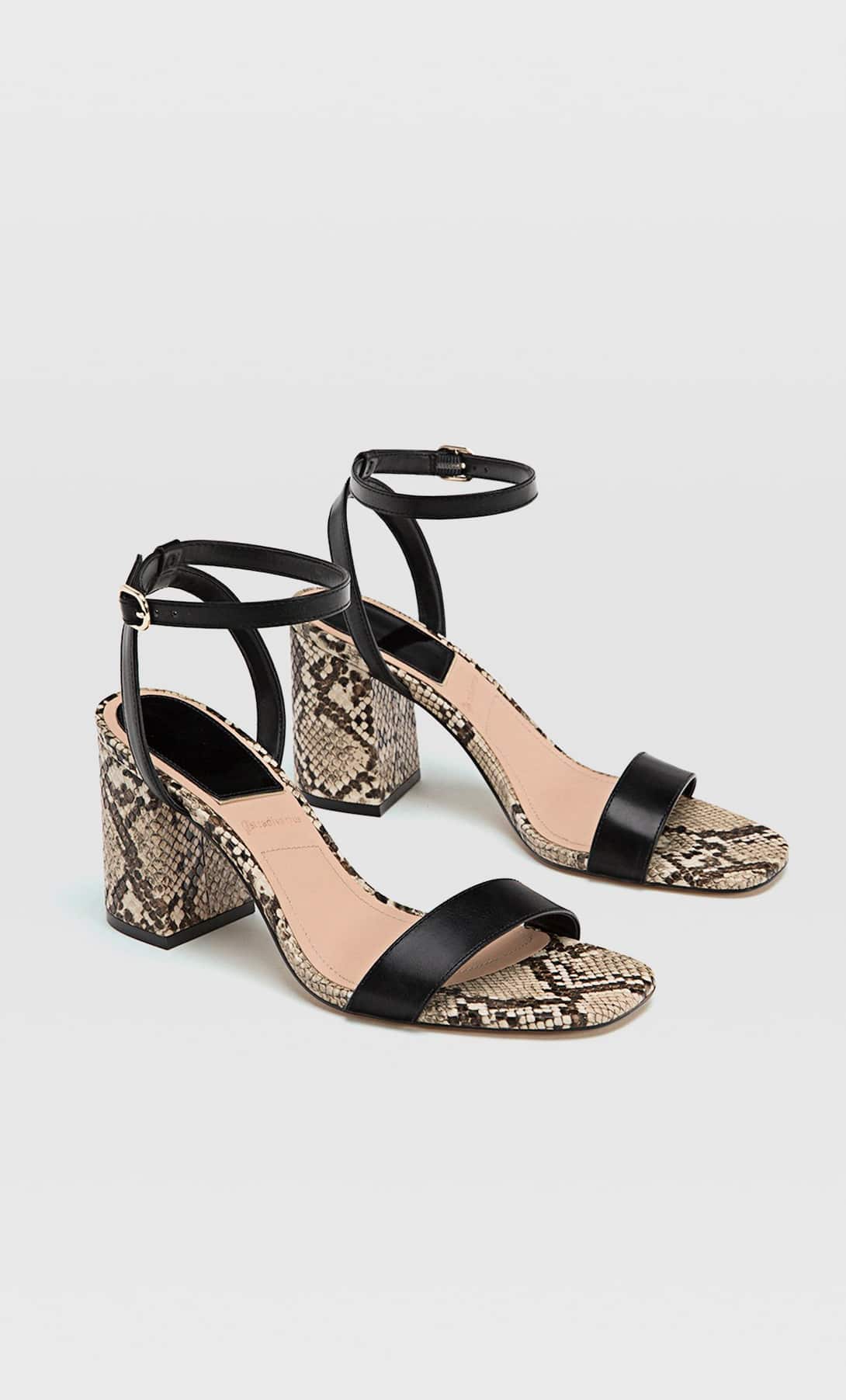 El animal print se mantiene. Sandalias de tacón de Stradivarius. Antes: 29,99 euros. Ahora: 12,99 euros.