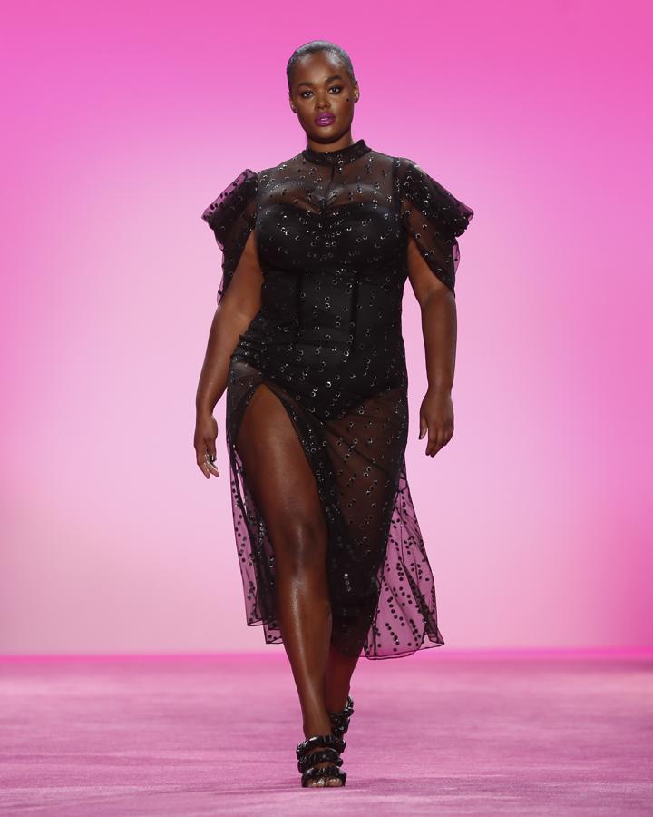 Una temporada más el diseñador ha creado una pasarela inclusiva con múltiples modelos de talla grande. Desfile de Christian Siriano.