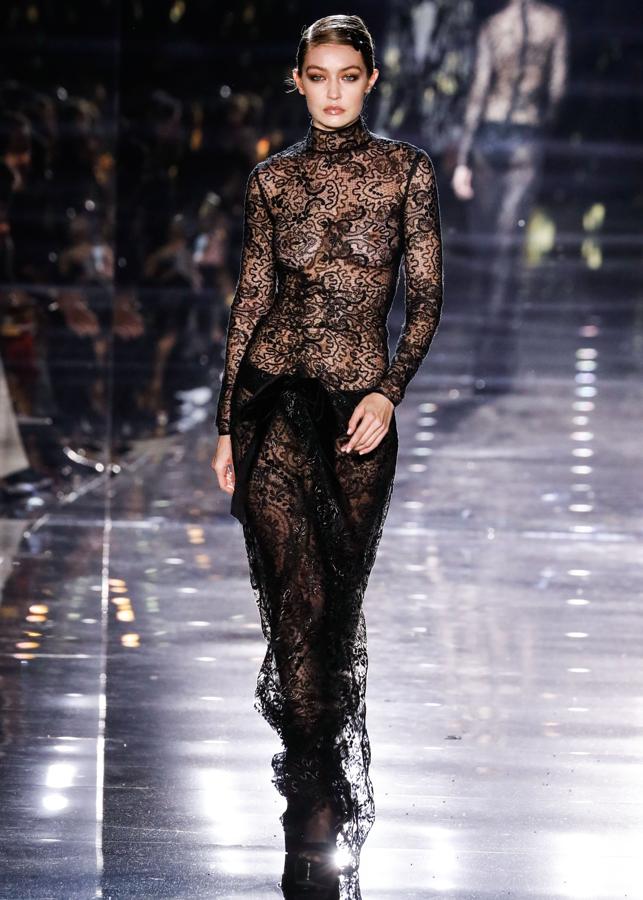 Las transparencias y el encaje han sido los protaginistas de una colección bañada por el misticismo de Hollywood.Desfile de Tom Ford.